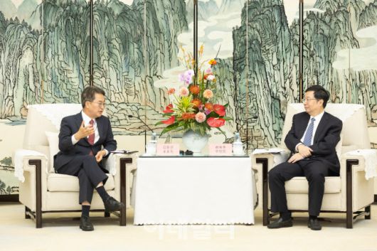 23일 오후 충칭시 호텔에서 김동연 경기도지사가 후엉화 충칭시 시장 등 지도부와 면담을 하고 있다.(사진=경기도)