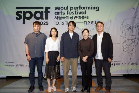 23일 대학로예술극장에서 열린 ‘제25회 서울국제공연예술제’ 기자간담회에 참석한 국립아시아문화의전당 정승재(왼쪽부터) 공연사업과장, 아트코리아랩 이수령 본부장, 안상욱 참여 예술가, 김조호 참여 예술가, 최석규 SPAF 예술감독(사진=예술경영지원센터).