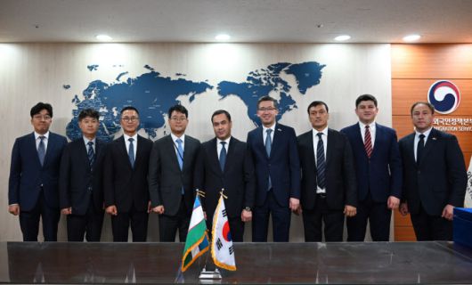 김정도(왼쪽 네번째) 법무부 출입국정책단장이 24일 압둘라예프 올림존 우즈베키스탄 외교부 차관과 면담을 실시하고 기념촬영을 하고 있다. (사진=법무부)