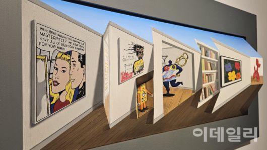 패트릭 휴즈의 ‘갤러리’(Gallery 2024, 46.1×97.4×13.5㎝). 나무보드에 작가가 직접 그린 그림을 디지털 방식으로 복제·인쇄해 잘라낸 뒤 부분부분 콜라주하고 나머지 빈공간은 유화로 완성한 ‘멀티플’ 연작 중 하나다. 아래는 옆으로 이동해 바라본 같은 작품이다(사진=오현주 문화전문기자).