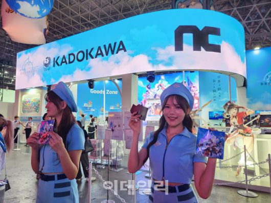 25일 일본 마쿠하리 멧세에서 열린 도쿄게임쇼 2025 엔씨소프트 부스에서 모델이 액션 RPG ‘리밋 제로 브레이커스’를 홍보하고 있다. (사진=안유리 기자)