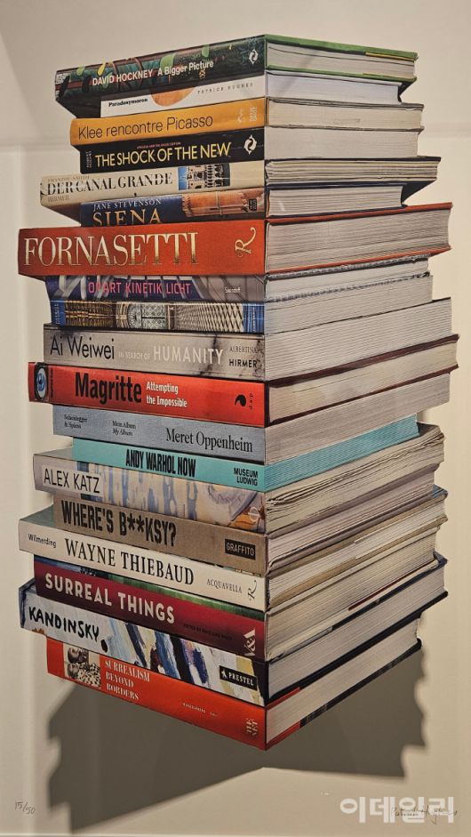 패트릭 휴즈의 ‘서가’(Bookstack 2025, Ed.15/50, 76.3×46.2×22.4㎝). 온전히 작가가 직접 그린 그림을 디지털 방식으로 복제·인쇄해 잘라낸 붙여낸 ‘콜라주’ 연작 중 하나다(사진=오현주 문화전문기자).
