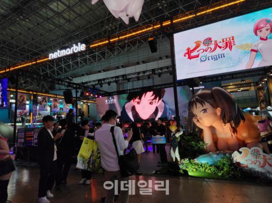 25일 일본 마쿠하리 멧세에서 열린 도쿄게임쇼 2025에 관람객들이 넷마블 부스의 조형물을 구경하며 사진을 촬영하고 있다. (사진=안유리 기자)