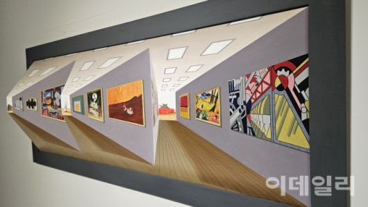 서울 용산구 소월로 박여숙화랑 ‘패트릭 휴즈 개인전’에 걸린 리버스펙티브 회화 ‘구겐하임의 안과 밖’(In and Out of the Guggenheim 2007, 63×172×30cm·위). 나무보드 전체에 직접 그림을 그려 제작한 ‘유화’ 연작 중 하나다. 미국 뉴욕 구겐하임미술관 전시장을 소재로 삼았다. 아래는 옆으로 이동해 바라본 같은 작품이다. 사각뿔대(사다리꼴) 모양의 두툼한 나무덩이가 툭툭 불거져 거리감을 뒤집고 움직임을 일으키는 ‘역원근법’을 만든다(사진=오현주 문화전문기자).