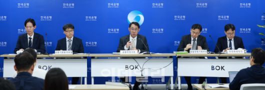 25일 오전 서울 중구 한국은행에서 열린 금융안정상황 설명회. 왼쪽부터 정연수 금융시스템분석부장, 최병오 금융기관분석부장, 장정수 금융안정국장, 임광규 금융안정기획부장, 김정호 안정총괄팀장. (사진= 한국은행)