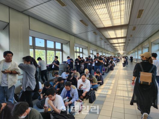 25일 일본 마쿠하리 멧세에서 열린 도쿄게임쇼 2025에 수많은 관람객들이 몰려 건물 바깥까지 줄을 섰다. (사진=안유리 기자)