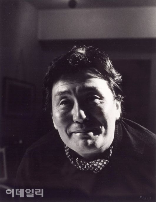 화가 권옥연. 사진작가 임응식(1912∼2001)이 촬영하고 ‘권옥연 인물’(1969)이란 제목을 달았다. 어두운 실내에서 역광을 이용해 지그시 미소 짓는 작가의 얼굴이 도드라지게 잡아냈다. 종이에 젤라틴실버프린트, 33×26㎝. 국립현대미술관 소장.