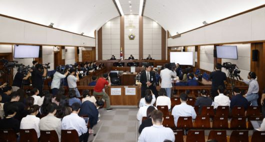 윤석열 전 대통령의 특수공무집행방해, 직권남용 권리행사방해 등 혐의 사건 1차 공판이 열린 26일 서울 서초구 서울중앙지법에서 백대현 부장판사가 발언하고 있다. (사진=공동취재단)