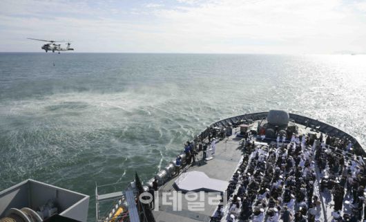 ‘2025 대한민국해군 관함식’에서 해상작전헬기가 잠수함 탐지를 위한 디핑소나를 투하하고 있다. (사진=해군)