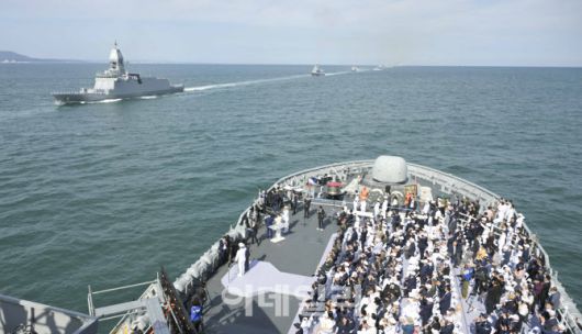 ‘2025 대한민국해군 관함식’에서 좌승함에 탑승한 안규백 국방부 장관이 해상사열 함정 장병들을 향해 경례하고 있다. (사진=해군)