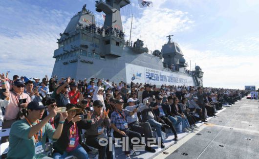 ‘2025 대한민국해군 관함식’에서 행사에 참가한 국민 참여단이 시승함 마라도함에서 해상사열을 관람하고 있다. (사진=해군)