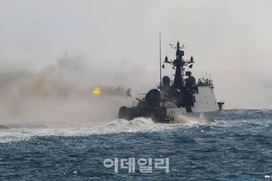 ‘2025 대한민국해군 관함식’에서 유도탄고속함 한상국함(450톤급)이 함포사격훈련을 하고 있다. (사진=해군)