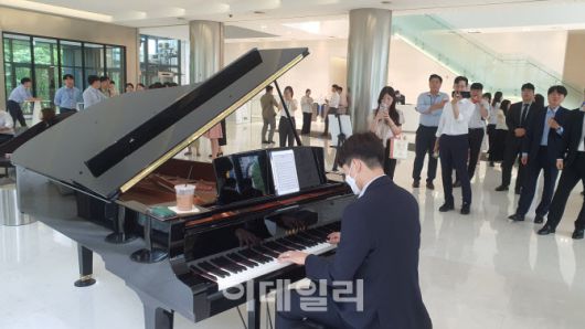 세스코 직원이 직접 피아노를 연주하고 있다. (사진=세스코)