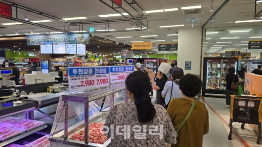 이마트 목동점 한우불고기 선착순 타임세일에 고객들이 줄을 서있다.(사진=김지우 기자)