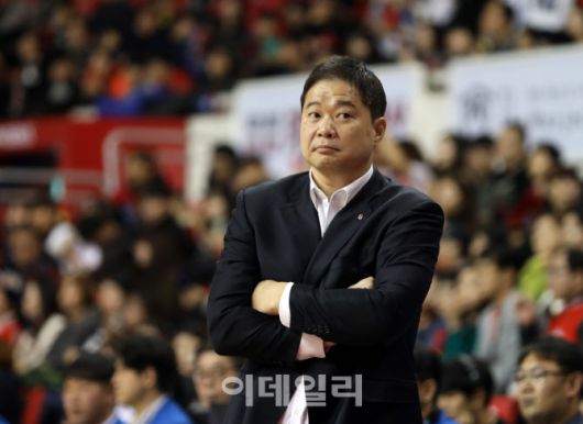 현주엽 휘문고 감독이 창원 LG 사령탑이던 시절인 2018년 12월 26일 울산 동천체육관에서 열린 2018-2019 SKT 5GX 프로농구 울산 현대모비스와 창원 LG의 경기에서 팔짱을 낀 채 선수들을 바라보고 있다. (사진=뉴스1)