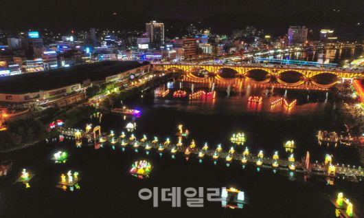 경님 진주 남강 일원에서 4일부터 열리는 ‘진주남강유등축제’ 행사장 전경 (사진=진주시)