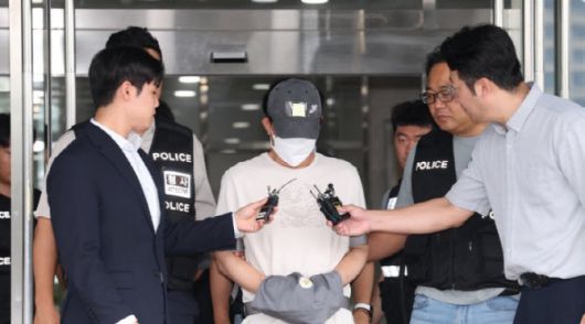 16일 오후 경기 용인시 처인구 용인동부경찰서에서 살인 및 사체유기 혐의를 받고 있는 A씨가 구속 전 피의자 심문(영장실질심사)를 받기 위해 나오고 있다.(사진=뉴스1)