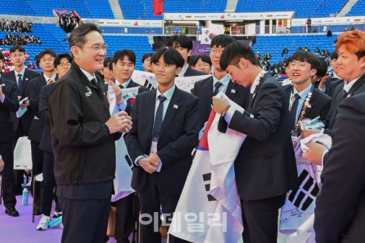 15일(현지시간) 프랑스 리옹 소재 그루파마스타디움에서 열린 국제기능올림픽 폐회식에 참석한 이재용 삼성전자 회장이 국가대표 선수단을 격려하는 모습. (사진=삼성전자)