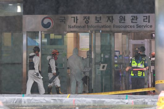 지난달 28일 대전 유성구 국가정보자원관리원 화재 현장에서 합동감식을 위해 소방, 경찰, 국립과학수사연구원 관계자들이 이동하고 있다. (사진=연합뉴스)