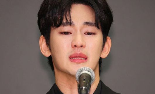 배우 김수현이 지난 3월 31일 오후 서울 마포구 스탠포드호텔에서 기자회견을 열고 자신을 둘러싼 의혹에 대해 입장을 밝히고 있다.(사진=연합뉴스)