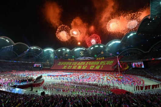 지난 9일 북한 평양 능라도의 5월1일 경기장에서 조선노동당 창건 80주년 기념 경축대회가 열린 가운데, 행사장 상공에 불꽃놀이가 펼쳐지고 있다. (출처=뉴시스)