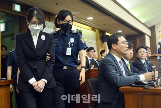 [사진공동취재단] 도이치모터스 주가조작과 명태균 공천개입, 통일교 청탁·뇌물 수수 의혹 혐의 등으로 구속기소 된 김건희 씨가 24일 오후 서울 서초구 서울중앙지방법원에서 열린 첫 재판에 출석하고 있다.