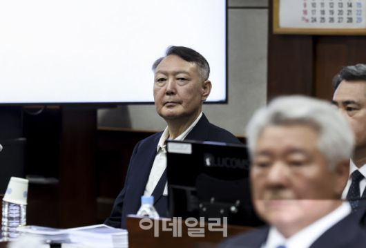 [이데일리 이영훈 기자] 윤석열 전 대통령이 지난달 26일 서울 서초동 서울중앙지법에서 열린 특수공무집행방해 혐의 재판에 출석하고 있다.