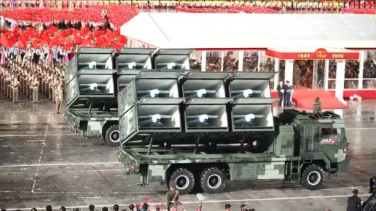 지난 10일 평양 김일성광장에서 노동당 창건 80주년 경축 열병식이 진행된 가운데, 이동식 자폭드론 발사차량이 이동하고 있다.(사진=뉴시스)