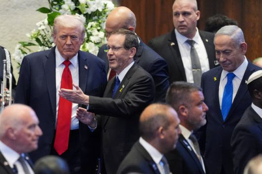 도널드 트럼프 미국 대통령(왼쪽)이 13일(현지시간) 이스라엘 의회(크네세트)에 방문, )아이작 헤르조그 이스라엘 대통령, 베냐민 네타냐후 이스라엘 총리와 함께 입장하고 있다.(사진=로이터)