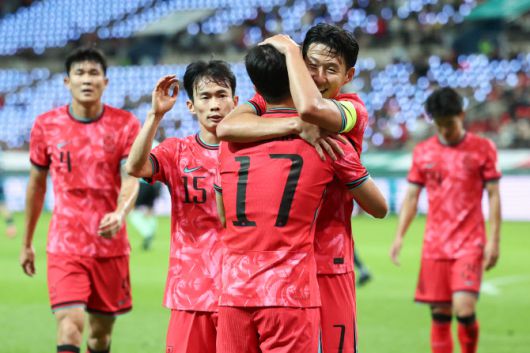 14일 서울 마포구 서울월드컵경기장에서 열린 한국과 파라과이 축구 대표팀의 친선경기. 엄지성이 선제골을 넣은 뒤 손흥민과 함께 기뻐하고 있다. 사진=연합뉴스