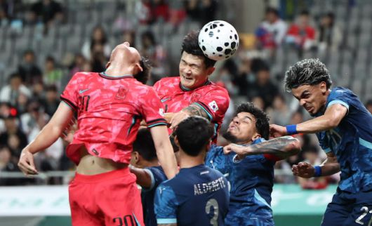 14일 서울 마포구 서울월드컵경기장에서 열린 한국과 파라과이 축구 대표팀의 친선경기. 김민재가 공중경합을 펼치고 있다. 사진=연합뉴스