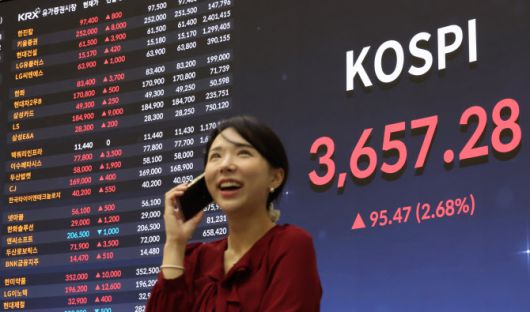 코스피가 사상 최고치를 경신한 15일 오후 서울 여의도 한국거래소 현황판에 코스피 및 개별 종목 종가가 표시돼 있다.(사진=연합뉴스)