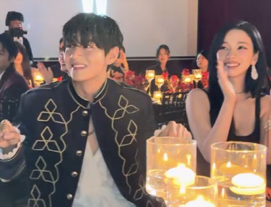 15일 서울 종로구 포시즌스호텔에서 열린 'W코리아 유방암 자선행사'에 BTS 멤버 뷔(앞줄 왼쪽)와 에스파 멤버 카리나가 참석해 있다. (사진=W코리아 인스타그램 캡처)