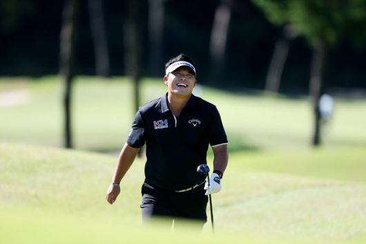 이승택이 KPGA 투어 더채리티 클래식 1라운드 경기 도중 환하게 웃으며 코스를 이동하고 있다. (사진=KPGA)