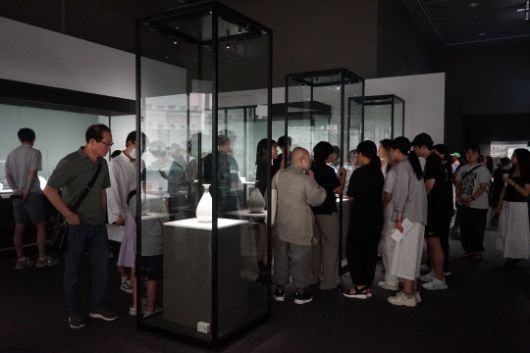 국립중앙박물관 특별전시실 관람 모습(사진=국립중앙박물관).