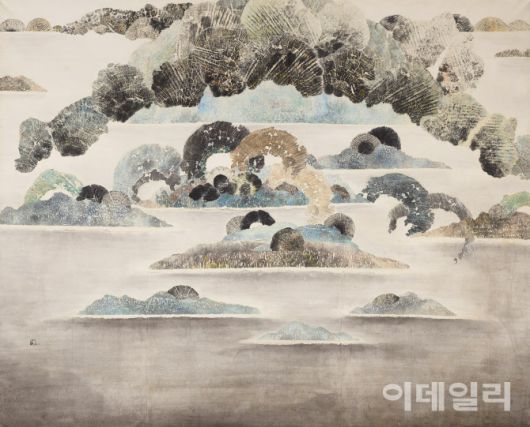 심경자의 ‘가르마’(1986). 50년 가까이 지속한 ‘가르마’ 연작 중 하나다. 곡선의 운율과 먹의 농담이 어울린 추상적인 화면이지만 겹겹이 산과 바다를 쌓아낸 산수화 속 풍경이 보이기도 한다. 나무를 탁본해서 건져낸 문양을 오려 화면에 콜라주한 뒤 은근하게 색채를 입혀 입체감을 만들었다. 종이에 먹·색·종이·콜라주·탁본, 154.5×191.5㎝. 국립현대미술관 소장.