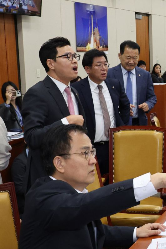 박정훈 국민의힘 의원(오른쪽 세번째)이 14일 서울 여의도 국회에서 열린 과학기술정보방송통신위원회 국정감사에서 김우영 더불어민주당 의원과 언쟁을 하고 있다. (사진 = 뉴시스)