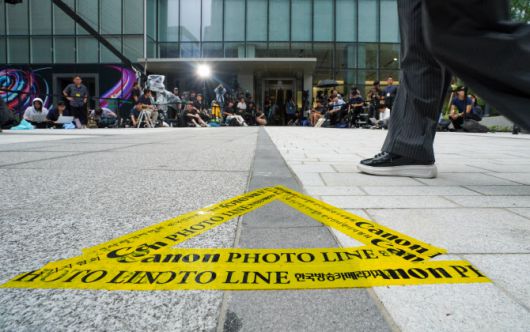 윤석열 전 대통령의 부인 김건희 여사가 민중기 특별검사팀 사무실에 출석한 지난 8월 6일 서울 종로구 KT광화문빌딩 웨스트 앞에 포토라인이 설치돼 있다. (사진=공동취재단)