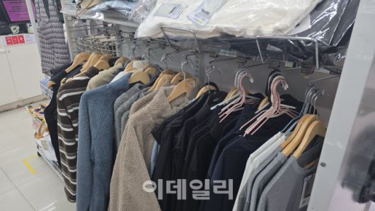 다이소 매장에 플리스, 니트 등이 진열돼 있다. (사진=김지우 기자)