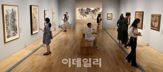 ‘MMCA 이건희컬렉션 특별전: 한국미술명작’을 찾은 사전 예약자들이 전시작품을 관람하고 있다.(사진=방인권 기자)