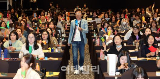 [이데일리 방인권 기자] 김영만 종이문화재단 평생교육원장이  21일 서울 용산구 드래곤시티에서 열린 ‘제14회 이데일리 W페스타’에서 관객들과 종이접기를 하고 있다.