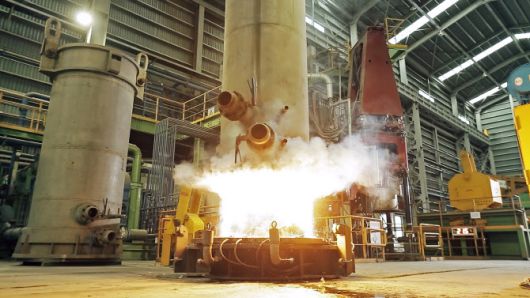 우주항공,방산 소재로 사용되는 특수합금 소재의 고청정도를 위해 불순물을 재차 걸러내는 ESR 공정이 진행중이다.