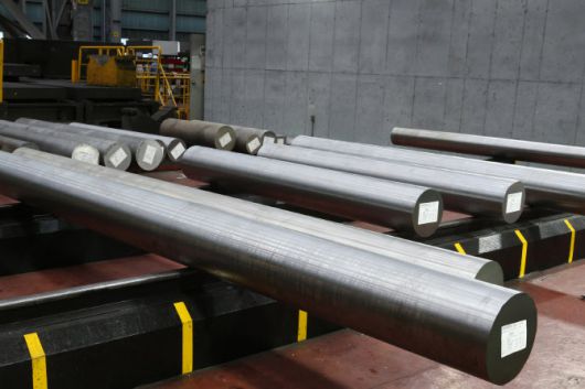 특수제강 공정을 통해 생산된 특수합금 소재가 품질 검사를 위해 적재되어 있다.