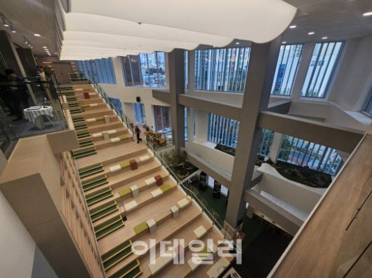 서울 영등포구 신길 책마루 문화센터의 도서공간이 계단형 휴식공간으로 연결돼 있다.(사진=이영민 기자)