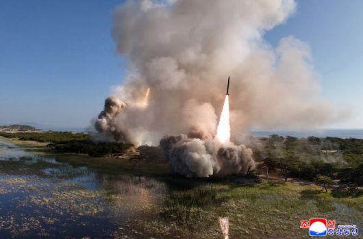 김정은 북한 국무위원장이 5월 지난 8일 장거리포ㆍ미사일 체계 합동타격훈련을 지도했다고 조선중앙통신이 보도했다. (사진=연합뉴스)