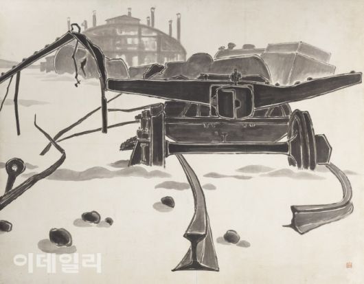 권영우의 ‘폭격이 있은 후’(1957). 한국전쟁의 상흔이 채 가시지 않은 1950년대 후반 작업으로 현재 많이 남아있지 않은 작가의 초기작 중 하나다. 황량한 공간감 속에 탱크와 널브러진 나뭇가지들이 어지럽게 화면을 가로지르고 있다. 먹의 농담을 통해 서양화처럼 근경·중경·원경을 구분하면서 한국화가 나아가야 할 길에 대한 고민과 실험정신을 드러냈다. 종이에 먹, 146×183㎝. 국립현대미술관 소장.