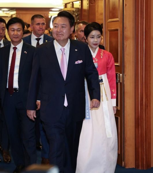 지난해 9월 21일 당시 윤석열 대통령과 부인 김건희 여사가 프라하 시내 한 호텔에서 열린 체코 동포 만찬 간담회에 입장하고 있다 (사진=연합뉴스)