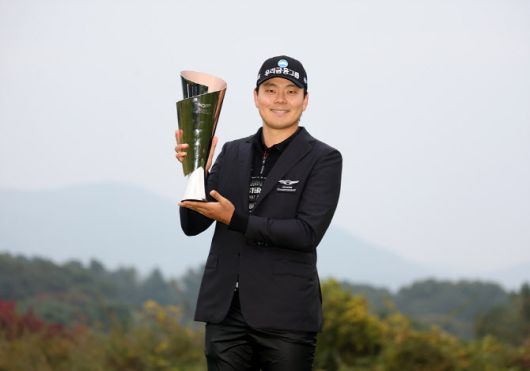 이정환이 제네시스 챔피언십에서 우승한 뒤 활짝 웃으며 트로피를 들어 올리고 있다. (사진=KPGA)