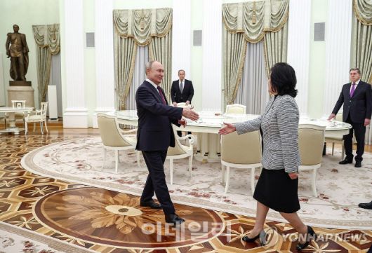 푸틴 대통령과 최선희 북한 외무상. (사진=타스 연합뉴스)