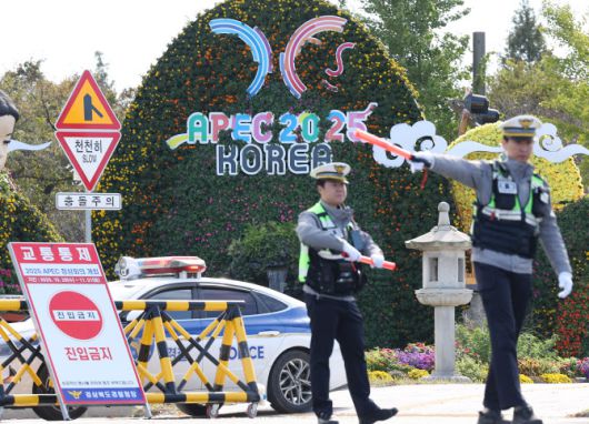 2025 경주 아시아태평양경제협력체(APEC) 정상회의 주간이 시작된 27일 경북 경주시 한 도로에서 경찰이 APEC 정상회의장 등 주요 행사장이 있는 보문단지로의 통행을 전면 통제하고 있다. (사진=연합뉴스)